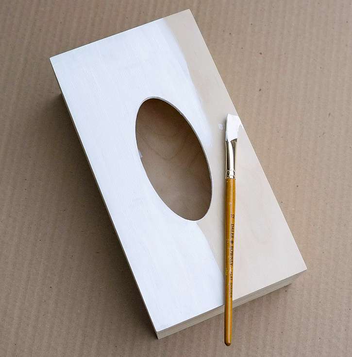 Barvu důkladně rozmíchejte a celou krabičku natřete ve 2 vrstvách s odstupem alespoň 4 hodiny
