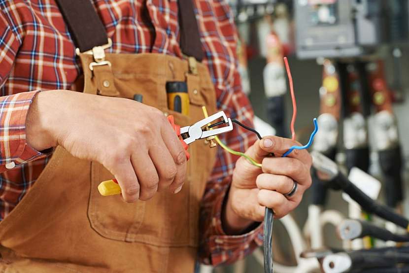 Kontrolu celé elektroinstalace provádí revizní technik