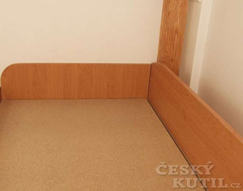 Postel pod patro v úzké místnosti