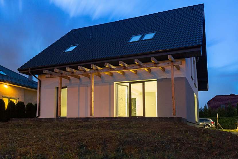 Jednoduchá dřevěná pergola s uchycením do zdi a země