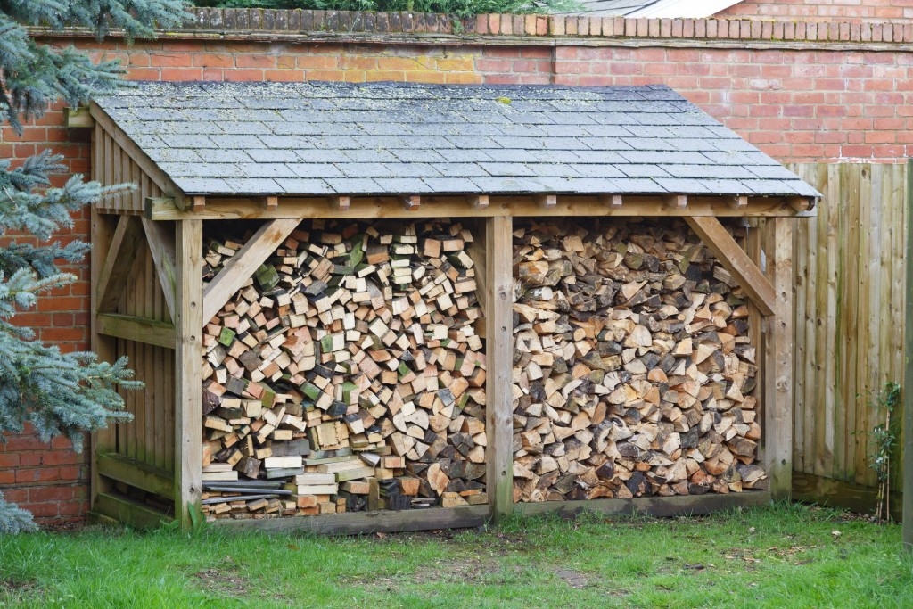 Dřevo uskladníte nejlépe v dřevníku. Vy ho ještě nemáte?