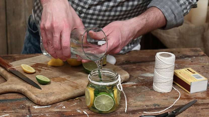 Vonná svíčka proti hmyzu: citrusy a tymián zalijeme vodou
