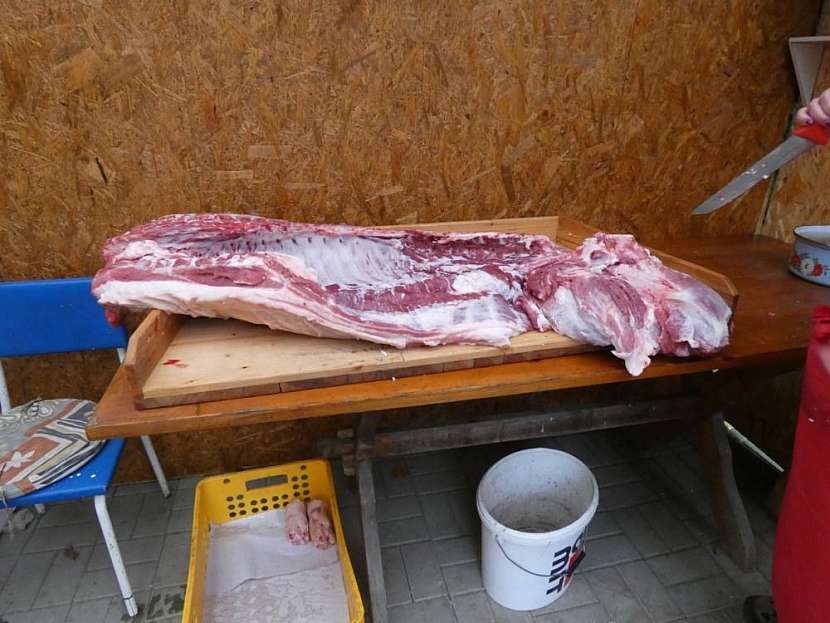 Maso lze koupit vcelku jako půlku nebo čtvrť