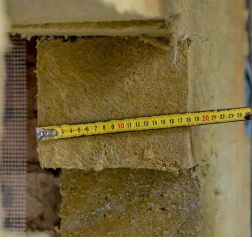 Správná tloušťka izolace je alespoň 18 cm. U renovací panelových domů nebo domů postavených ze starších typů cihelného zdiva je doporučená tloušťka izolace dokonce přes 20 cm