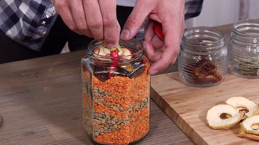 Do sklenice přidáme chilli papričku