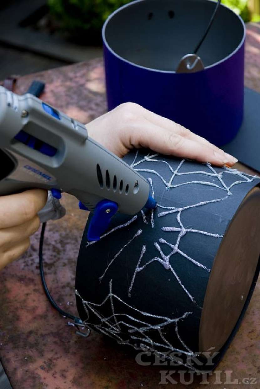 Výroba maškarních či halloweenských masek z novin