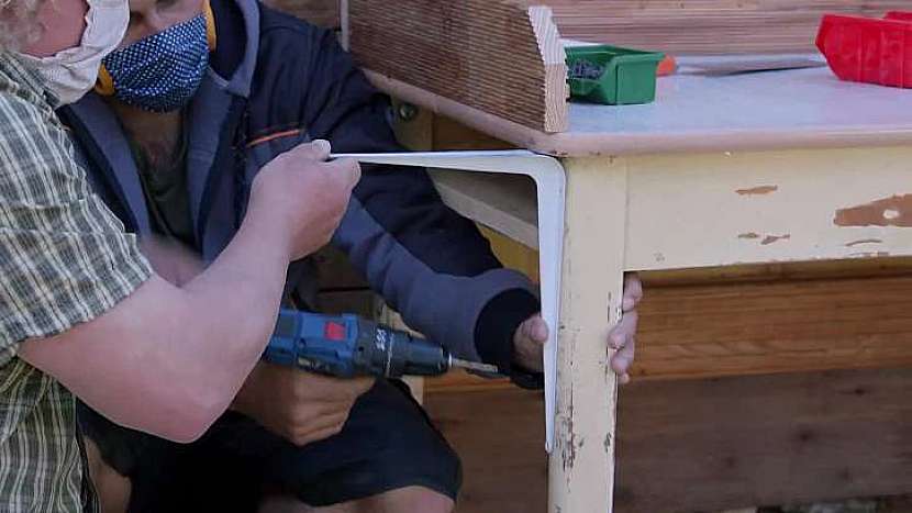 Šroubování poliček k noze stolu
