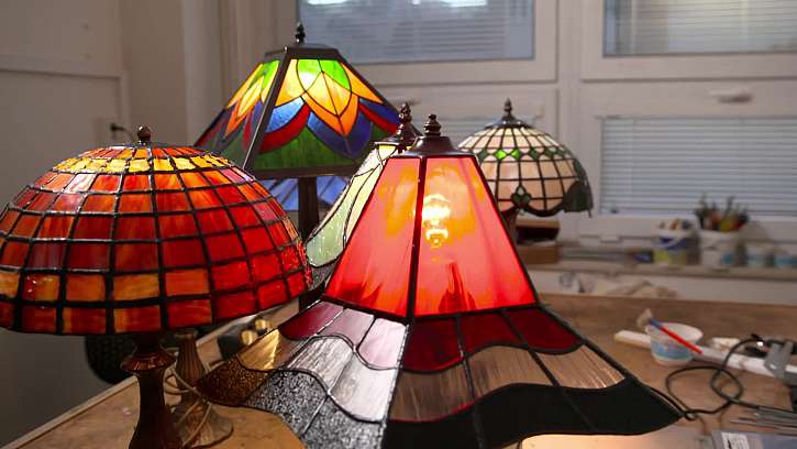 Jak se vyrábějí krásné vitrážové lampy z barevných sklíček?