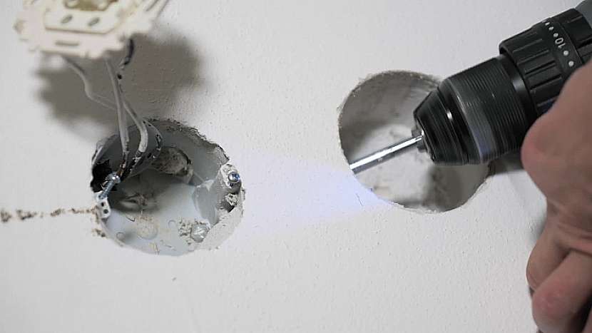 Mezi oběma otvory bude potřeba vyvrtat prostup pro kabel