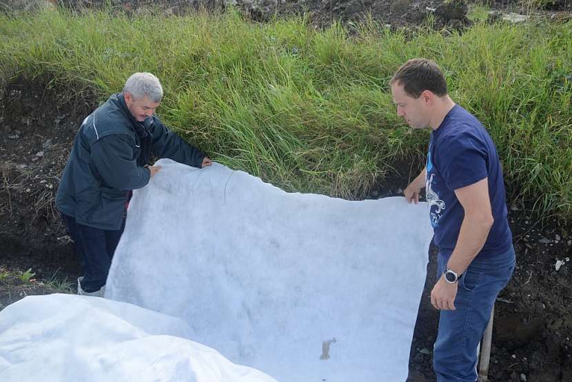 Na dno a boky výkopu rozprostřete geotextilii (200 g/m2) k obalení vsakovacích bloků. Bloky lze zabalit předem vedle jámy.