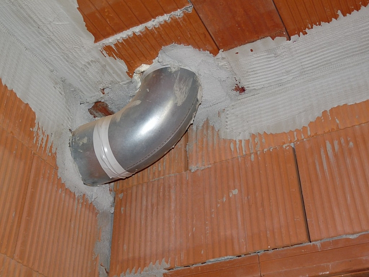 Vzduchotechnické potrubí přes stěnami a stropy je vhodné vést v pevném potrub