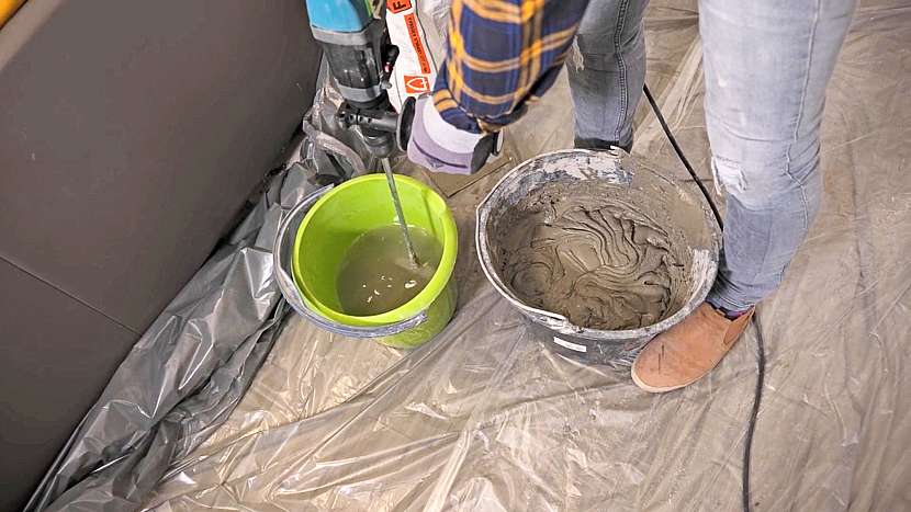 Metlu ponořte do kbelíku s čistou vodou a nechte chvíli protočit. Tak ji snadno a rychle očistíte od lepidla