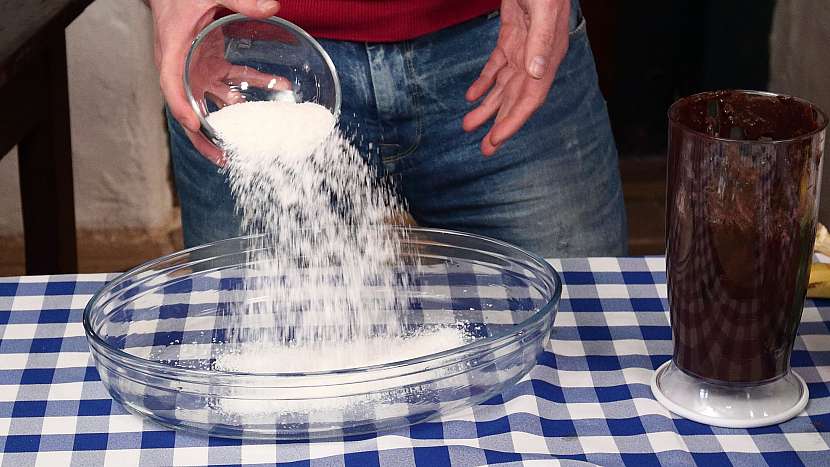 Recept na fazolové brownies: formu vymažeme a vysypeme