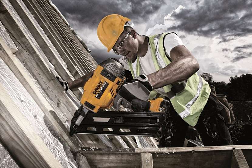Nastřelovací pistole DeWalt DCN690M2 napájená baterií