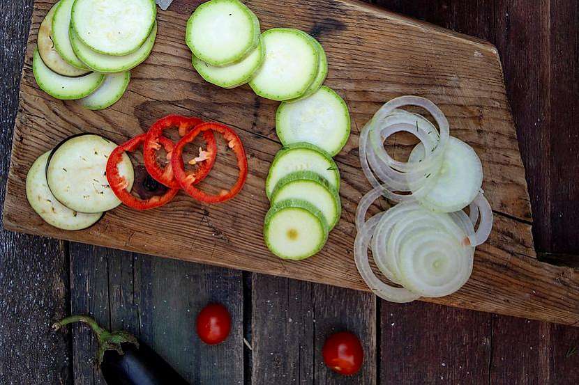 Ratatouille z cukety, lilku, papriky a rajčat: nakrájejte zeleninu