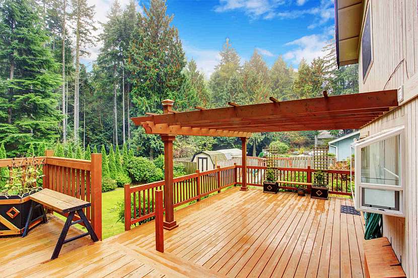 Dřevěná pergola s podlahou