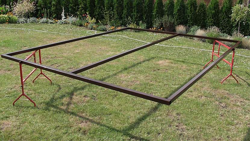 Zastřešená pergola: rám střechy tvoří kovový rám