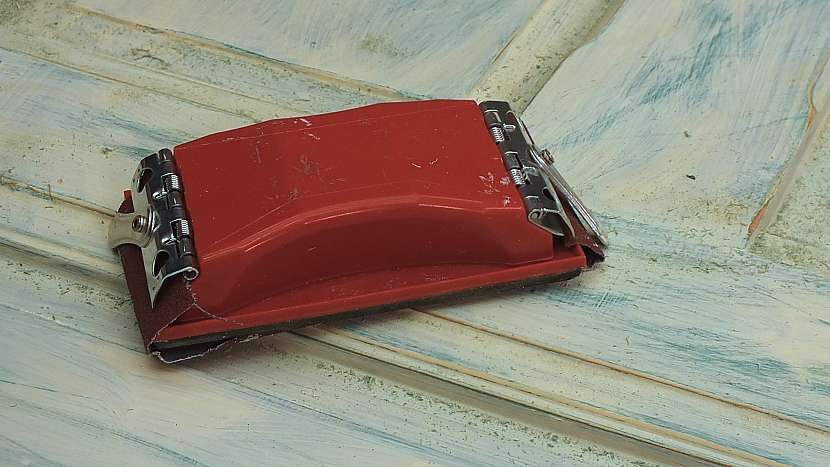 Předsíňová stěna ze starých dveří: výroba patiny – odíraní vrchního laku