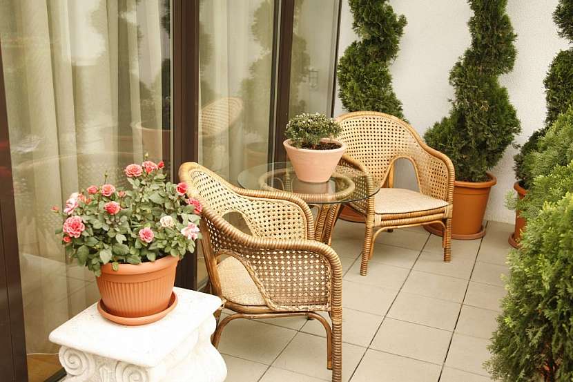 Ratanový nábytek na balkon je klasika, co neomrzí