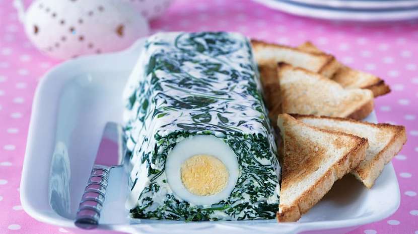 Recept na jarní vaječnou tlačenku se špenátem a kopřivami
