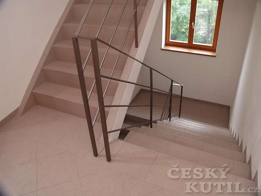 Zakřivené a lomené schodiště