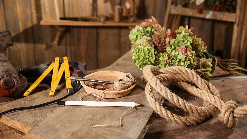 DIY policová sestava bez hřebíků: co je na výrobu potřeba