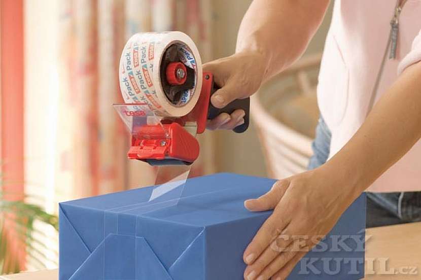 Zabaleno ve velkém stylu – balení dárků s lepící páskou značky tesa