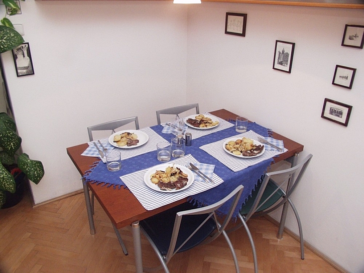 Jídelna a jídelní stůl