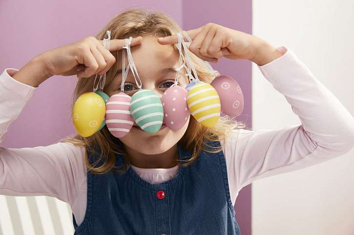 Vajíčka jsou z polystyrenu a každé je jinak barevně zdobené. Velikost každého vajíčka je 6 cm, průměr 4 cm.