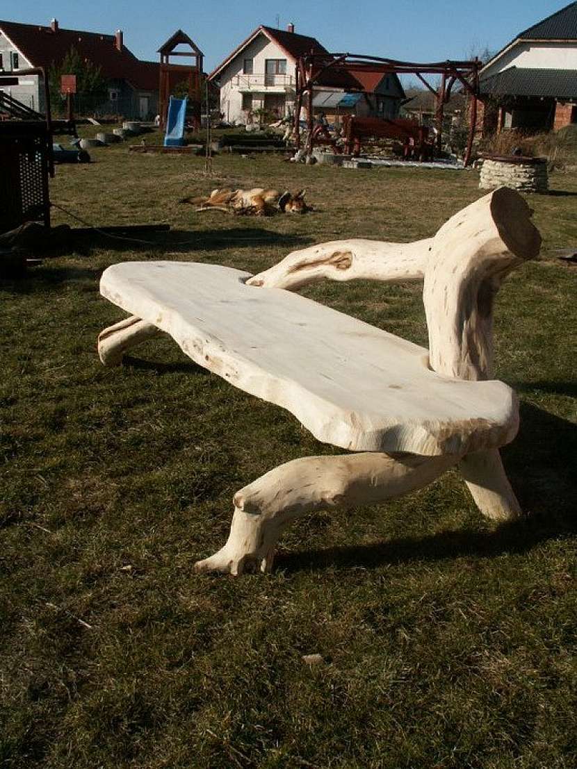Nezahazujte velkou větev z pokáceného stromu. Vyrobte si z ní zahradní lavici podle jednoduchého návodu.