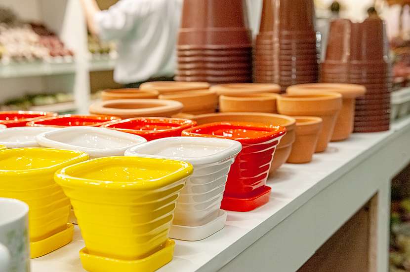 Barevné porcelánové květináče