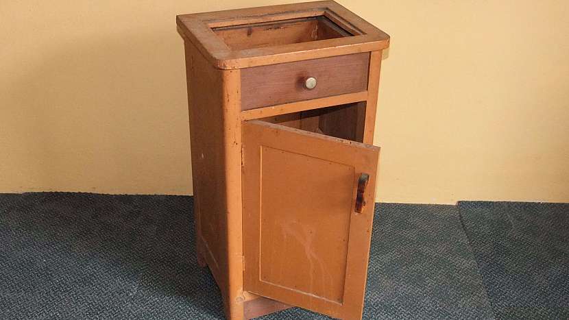 Noční stolek před renovací