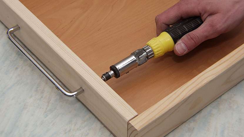 DIY servírovací tác: zásuvkový úchyt místo provazového