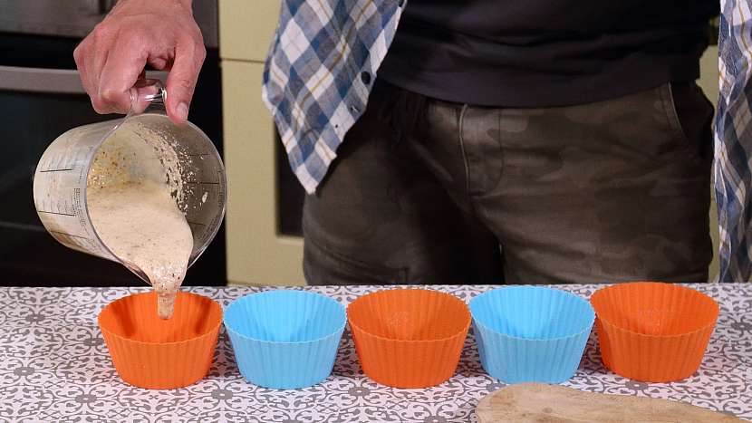 Recept na mini medovníky: hmotu rozdělíme do formiček na muffiny