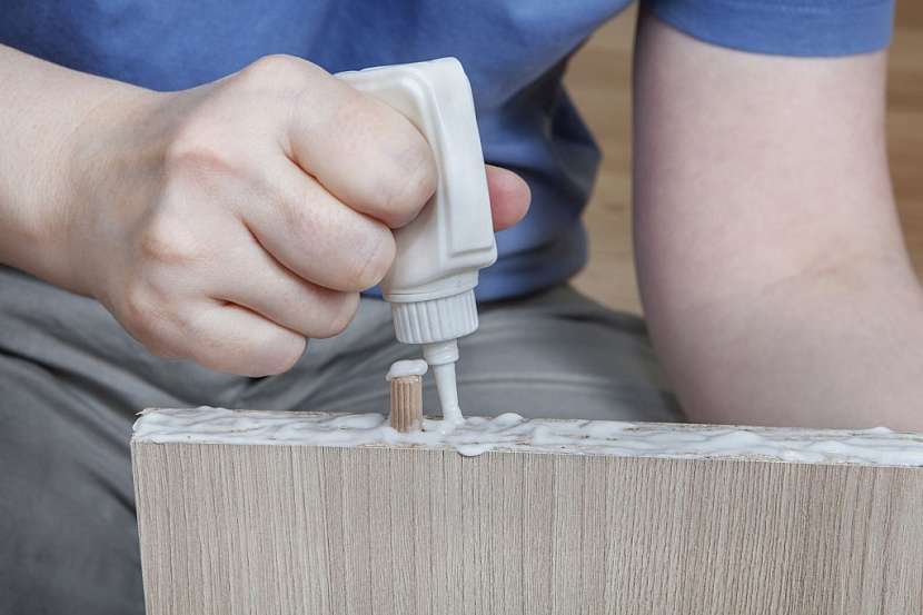 Tam, kde nestačí přírodní lepidla, použijeme syntetická