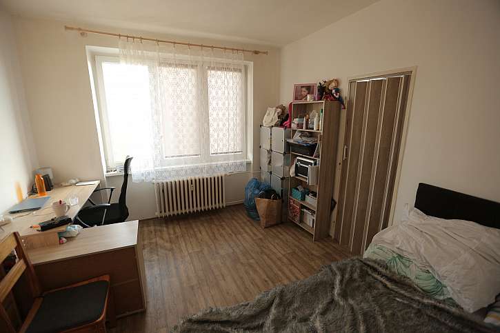 V bytě chybí hlavně úložné prostory, chtělo by to nové podlahy 