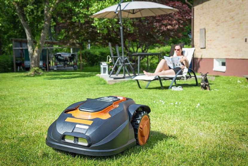 Robotická sekačka patří k velmi moderním AKU strojům