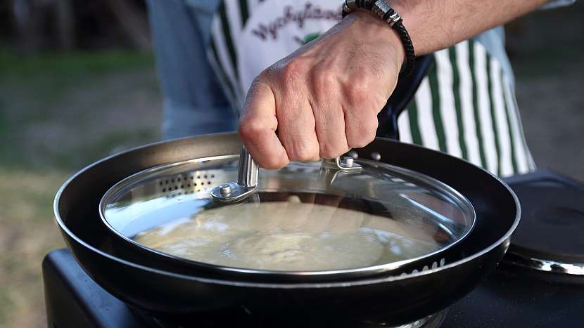 Rychlá pizza z pánvičky: těsto přikryjeme pokličkou