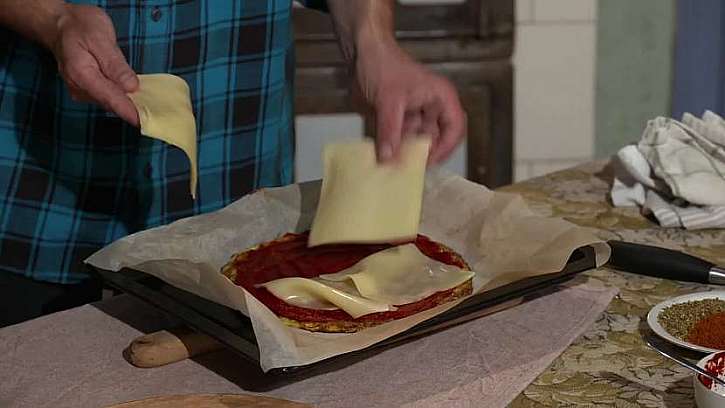 Položte plátkový sýr podle chuti