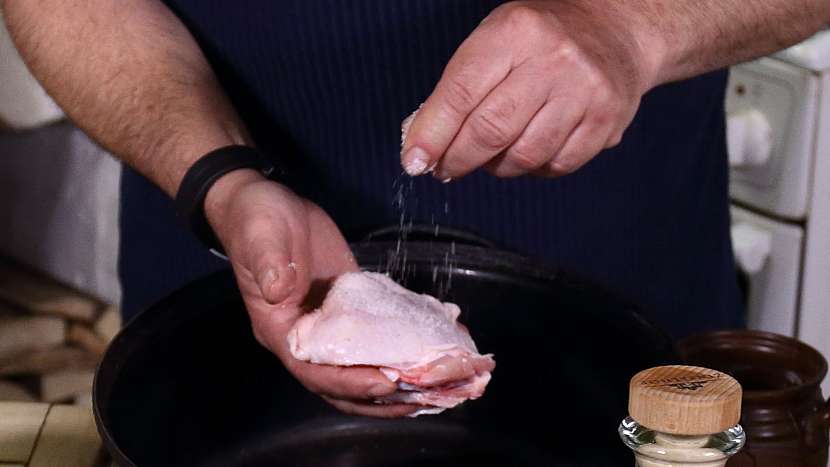 Recept na krušnohorské kuře: připravíme si houby, maso a cibuli