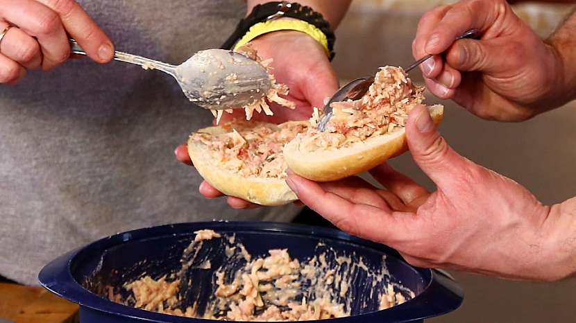 Pizza housky: směsí potřeme housky na plechu
