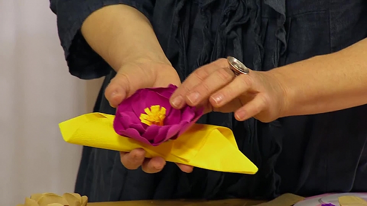Dekorativní květiny z papíru můžeme použít jako zajímavou ozdobu
