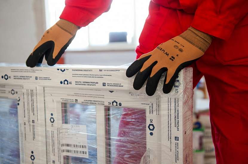 Porovnejte raději několik nabídek od výrobců oken z vašeho okolí. Zaměřit se pouze na cenu výrobků a montáže není zárukou dobrého obchodu.