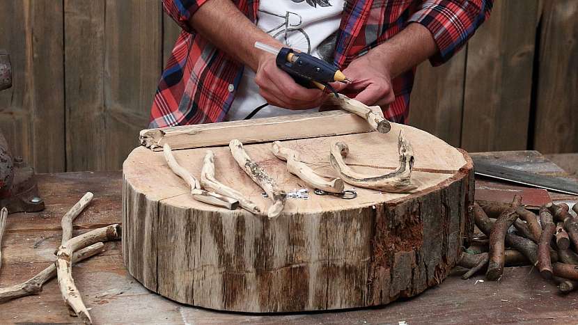 DIY vítací cedulka na dveře: klacíky nalepíme na zadní stranu prkna