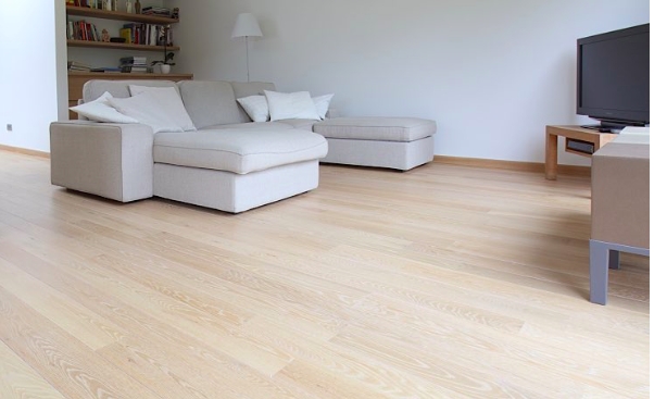 Povrchová úprava dřevěné podlahy pro trvale krásný vzhled