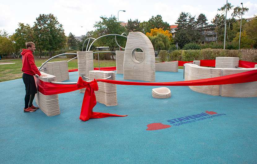 Poslední zářijový den proběhlo ve volnočasovém areálu Kupeckého na Praze 11 slavnostní otevření prvního 3D tištěného parkourového hřiště