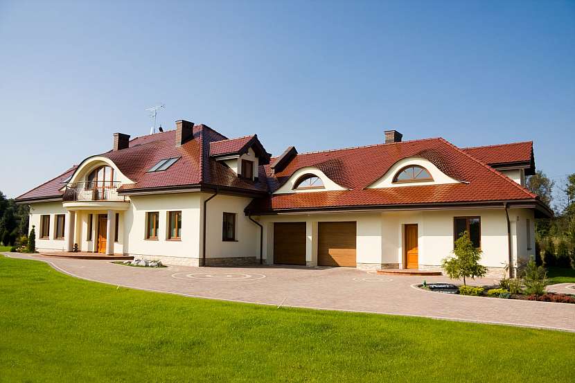 Novostavba se zastřešením vchodu