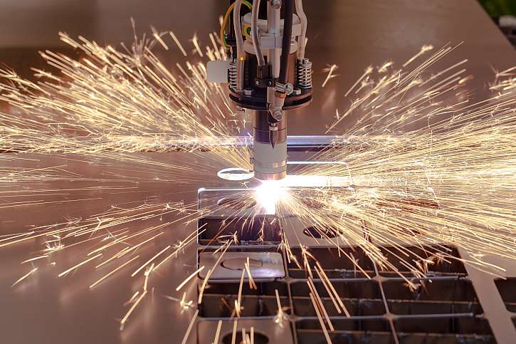 Řezání plechů laserem se hodí zejména do větších a automatizovaných výroben 