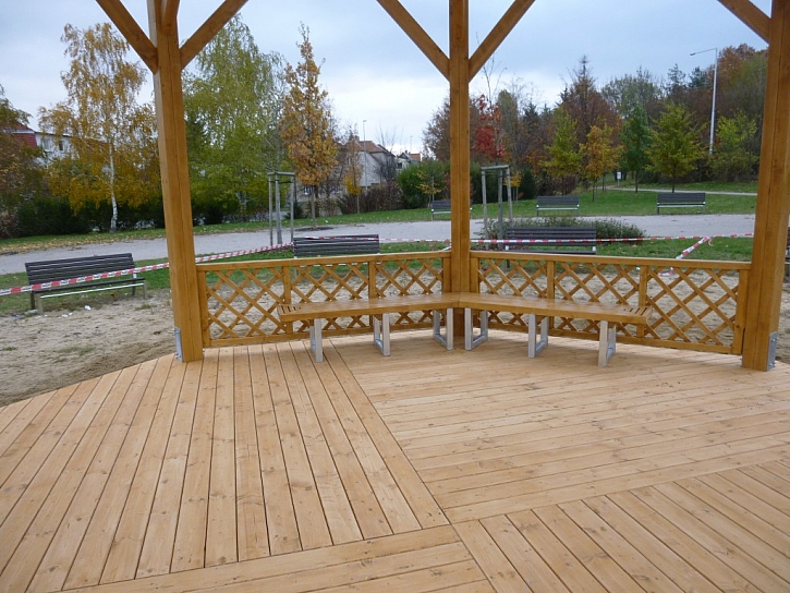 Altán s dřevěnou podlahou a pohodlnými lavičkami