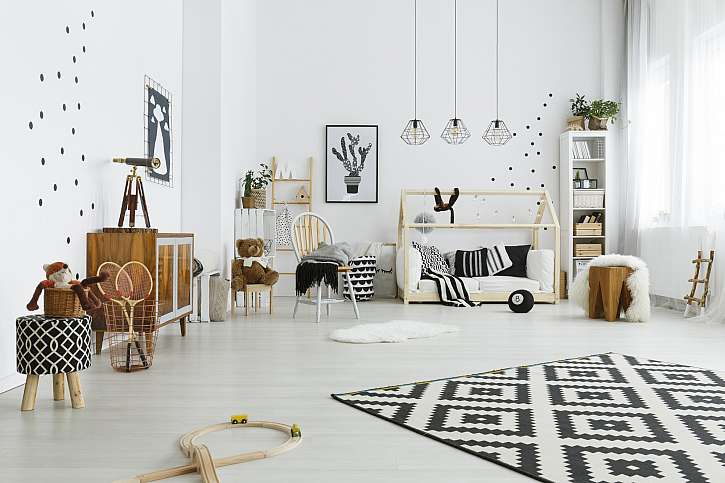 Dětský pokoj s bělenými dřevěnými podlahami